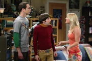 (v.l.n.r.) Sheldon Cooper (Jim Parsons); Howard Wolowitz (Simon Helberg); Penny (Kaley Cuoco)