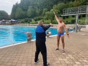 In einem Schwimmbad trainiert Bundeswehr-Soldat Misael Palic für die Invictus Games.