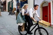 Murdoch (Yannick Bisson) und Anna (Lisa Faulkner) fahren auf dem Fahrrad durch Bristol.