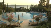 Swimingpool des Grand Hotel Kvarner Palace mit Insel Krk im Hintergrund.