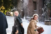 Marie (Elisa Schlott) und Erika (Franziska Brandmeier) sind ausgelassen und werfen Schneebälle auf Siegfried (Jonas Nay), der daran allerdings kein Vergnügen finden kann.