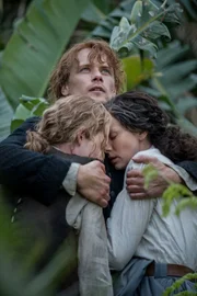 Young Ian (John Bell, l.), Jamie Fraser (Sam Heughan) und Claire Randall (Caitriona Balfe)