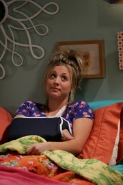 Penny (Kaley Cuoco) rutscht in der Badewanne aus und kugelt sich die Schulter aus. Durch den Unfall ist sie gezwungen, Sheldon um Hilfe zu bitten ...