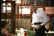 Bei einem Restaurantbesuch genehmigt sich Bree (Marcia Cross, l.) ein paar Gläser Wein. Tony (Dominic Pace, r.), der Keller ist der Meinung, dass es ein paar zuviel waren ...