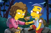 Milhouse (r.) wird erneut von Lisa (M.) abgelehnt und freundet sich stattdessen mit der Fünftklässlerin Taffy (l.) an. Lisa wird eifersüchtig und spioniert die beiden nach ...