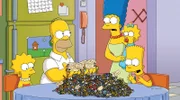 Weil Maggie sich selbst im Auto eingesperrt hat, suchen die Simpsons in ihrer Schlüsselschublade nach dem Ersatzschlüssel. Dabei entdecken sie eine Reihe von Schlüsseln, die sie bereits vergessen haben. Dort bemerken sie, dass sie dank den Schlüsseln vielerorts freien Zugang haben. Das wird dann auch ordentlich ausgenutzt. (v.l.n.r.) Lisa, Homer, Marge, Maggie und Bart ...