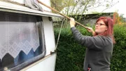 Tauschmutter Sara (Foto) putzt den Wohnwagen von aussenTauschmutter Sara (Foto) putzt den Wohnwagen von aussen