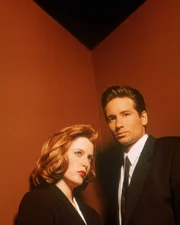 L-R: Scully (Gillian Anderson) und Mulder (David Duchovny)
