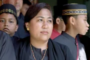 Nisel Patu Sibilang feiert die Beerdigung ihrer Mutter: Eine Beerdigungszeremonie bei den Toraja kostet so viel Geld, dass die Toten oft jahrelang nicht beerdigt werden können.
