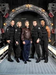 L-R: Lt. Colonel Cameron Mitchell (Ben Browder), Major Samantha Carter (Amanda Tapping), Major General Hank Landry (Beau Bridges), Dr. Daniel Jackson (Michael Shanks), Teal'c (Christopher Judge)