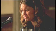 Lindsay (Anna Belknap) muss vor Gericht aussagen. Aufgrund ihrer schlimmen Erinnerungen bricht sie im Zeugenstand in Tränen aus.