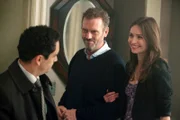 Nate Weinmann (Jose Zuniga, li.), Dr. Gregory House (Hugh Laurie) und Dominika Patrova (Karolina Wydra).