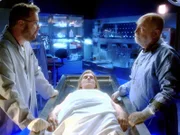 Gil Grissom (William Petersen, l.) und Dr. Robbins (Robert David Hall) untersuchen die ermordete Stewardess Martha Krell (Erin Matthews, lieg.).