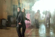 Richard Castle (Nathan Fillion, l.) und Kate Beckett (Stana Katic, 2.v.l.) werden von einer ganzen Horde Zombies umzingelt ...