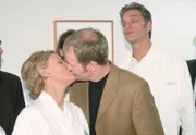 Während der Heirat eines Patienten kommen Erik (Guntbert Warns, M.) und Nikola (Mariele Millowitsch) auf den Geschmack. Dr. Schmidt (Walter Sittler) achtet auf die Infektionsgefahr.