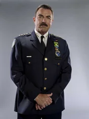 (2. Staffel) - Schon sein Vater Henry hatte den Job als New Yorker Polizei Chef ehe er in Ruhestand ging. Für Frank (Tom Selleck) ist es eine Ehre, in seine Fußstapfen treten zu können ...