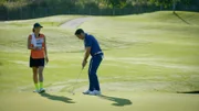 Steve (Alex O'Loughlin, r.) bekommt ganz besonderen Golf-Nachhilfeunterricht von Michelle Wie (Michelle Wie, l.) ...