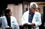 Jesse (Charlie Schlatter, l.) sucht Rat bei Mark (Dick Van Dyke, r.), da er glaubt, nicht genug für einen Patienten, der an einem Herzinfarkt gestorben ist, getan zu haben.