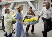 In Seattle tut sich plötzlich ein Erdloch auf, in dem mehrere Menschen verschwinden. Bailey (Chandra Wilson, 3.v.l.) und Meredith (Ellen Pompeo, 3.v.r.) versuchen alles, um den Patienten das Leben zu retten ...