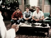 Nick (Joe Penny, l.), Murray (Thom Bray, M.) und Cody (Perry King) werden von dem Gangster Fernandez bedroht.