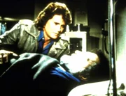 Mark (Victor French, l.) ist schwer verletzt, und zum ersten Mal weiß Jonathan (Michael Landon, l.) keinen Rat.