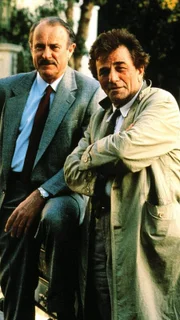 Hugh Creighton (Dabney Coleman) wird von Lt. Columbo (Peter Falk, re.) zu dem Mord an der Rocksängerin Marcy Edwards verhört.
