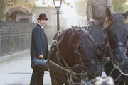 Das Taxi des Jahres 1900 – die Pferdekutsche. Von ihr lässt sich Dr. Thackery (Clive Owen) oft ins Chinatown bringen.