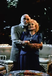 Im Mondschein bittet Miles (Harold Gould) Rose (Betty White) um ihre Hand. Doch meint er es wirklich ernst?