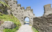 Teil der alten Ruinen von Tintagel Castle in Cornwall, England.