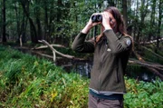 Mitten in der Natur: Rangerin Carolin von Prondzinsky beobachtet die Tier- und Pflanzenwelt.