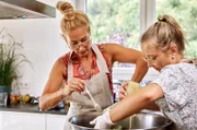 In der Küche: Manuela Bischoff (l.) mit ihrer Nichte Celina Dolinsky