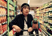 Klara Schuster (Christel Peters) hat die Papageien-Dame Lora aus dem Zoo entführt und sucht mit ihr im Supermarkt nach geeignetem Futter.