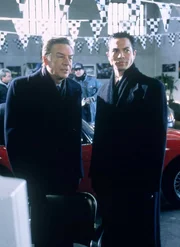 Briscoe (Jerry Orbach, li.) und Curtis (Benjamin Bratt) ermitteln in einem Raubüberfall auf einen Geldtransporter, bei dem es zwei Tote gab.