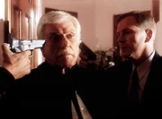 Mark (Dick Van Dyke, l.) wird von zwei Eindringlingen in seinem Haus bedroht. Die beiden suchen eine Videokassette mit belastenden Bildern.