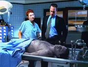Gerichtsmedizinerin Dr. Elizabeth Rodgers (Leslie Hendrix) erklärt Detective Elliot Stabler (Christopher Meloni), wie das Opfer zu Tode gekommen ist. Bei dem Leichnam handelt es sich um den international gesuchten serbischen Kriegsverbrecher Stefan Tanzic (Darsteller unbekannt).