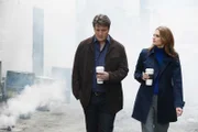 Im Verlauf der Ermittlungen kommen sich Richard Castle (Nathan Fillion, l.) und Kate Beckett (Stana Katic, r.) wieder etwas näher ...