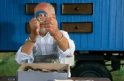 Mit alten Brillengläsern vom Optiker probiert Peter (Peter Lustig ) deren Vergrößerungs- und Verkleinerungseffekt aus.