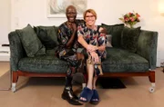 Moderatorin Bettina Böttinger mit ihrem Gast Papis Loveday. Papis Loveday ist eines der ersten schwarzen Malemodels und weit über die europäischen Modemetropolen hinaus erfolgreich.