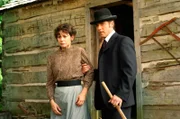 Evie (Michelle Monteith, li.) wird von Detective Murdoch (Yannick Bisson) verhaftet.