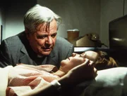 Erst als Marsha (Coleen Maloney, r.) todkrank in der Klinik liegt, findet der Vater (William Windom, l.) zu ihr zurück.