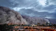 Wie in einem Katastrophenfilm - ein gigantischer Staubsturm aus der Wüste lässt die Sonne hinter Gewitterwolken verschwinden.