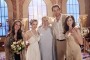 Happy End: Piper (Holly Marie Combs, l.), Phoebe (Alyssa Milano, 2.v.l.), Angel of Destiny (Denise Dowse, M.), Coop (Victor Webster, 2.v.r.) und : Paige (Rose McGowan, r.) ...