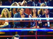 Gemeinsam mit (v.l.) Delinda (Molly Simms) und Danny (Josh Duhamel) sehen sich Jordan (Jill Hennessy) und Woody (Jerry O'Connell) einen Boxkampf an.