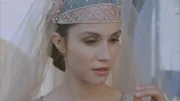Prinzessin Fantaghirň (Alessandra Martines) weint um ihren geliebten Romualdo. Sie musste mit ansehen, wie er sich in Stein verwandelt hat.