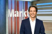 Jo Hiller moderiert die Sendung "Markt" im NDR Fernsehen