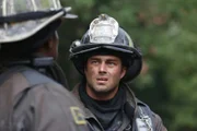 Wie es scheint ist Serveride (Taylor Kinney) in das Fadenkreuz eines Brandstifters geraten. Erst entdeckte er seine Personalnummer an einem brennenden Haus und dann steht sein Auto in Flammen.