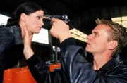 Wilde Engel "Bankrott" Rabe (Birgit Stauber) wird von Kowalski (Markus Gerken) mit der Waffe bedroht. Werden Franziska und Lena ihrer Freundin rechtzeitig zur Hilfe eilen können?