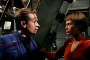 Trip (Connor Trinneer, l.) und T’Pol (Jolene Blalock, r.) können in letzter Sekunde verhindern, dass die drei Frauen die Enterprise übernehmen und schicken sie auf ihr Schiff zurück ...