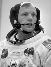 Neil Armstrong. Am 20. Juli 1969 macht der Astronaut seinen berühmten großen Schritt für die Menschheit. Er betritt offiziell als erster Mensch den Mond und hisst dort die amerikanische Flagge. Fand die Apollo-Mission zum Mond tatsächlich statt, oder steckt ein großangelegter Schwindel dahinter?