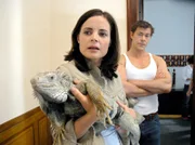 Susanne Mertens (Elisabeth Lanz) entdeckt im Treppenhaus von Christoph Lentz' (Sven Martinek) Wohnung einen Leguan.